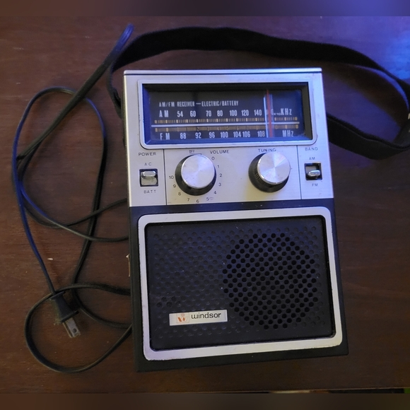 Vintage Windsor Industries Model 2251 AM/FM Receiver Radio - Picture 2 of 5